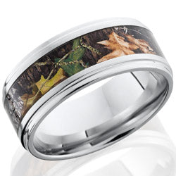 Style 103784: Cobalt Chrome 9mm flat band with grooved edges with 5mm of MossyOak Camo